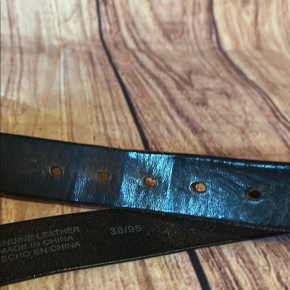 Levis Black Genuine Leather Belt with Timeless Appeal - Picture 6 of 6